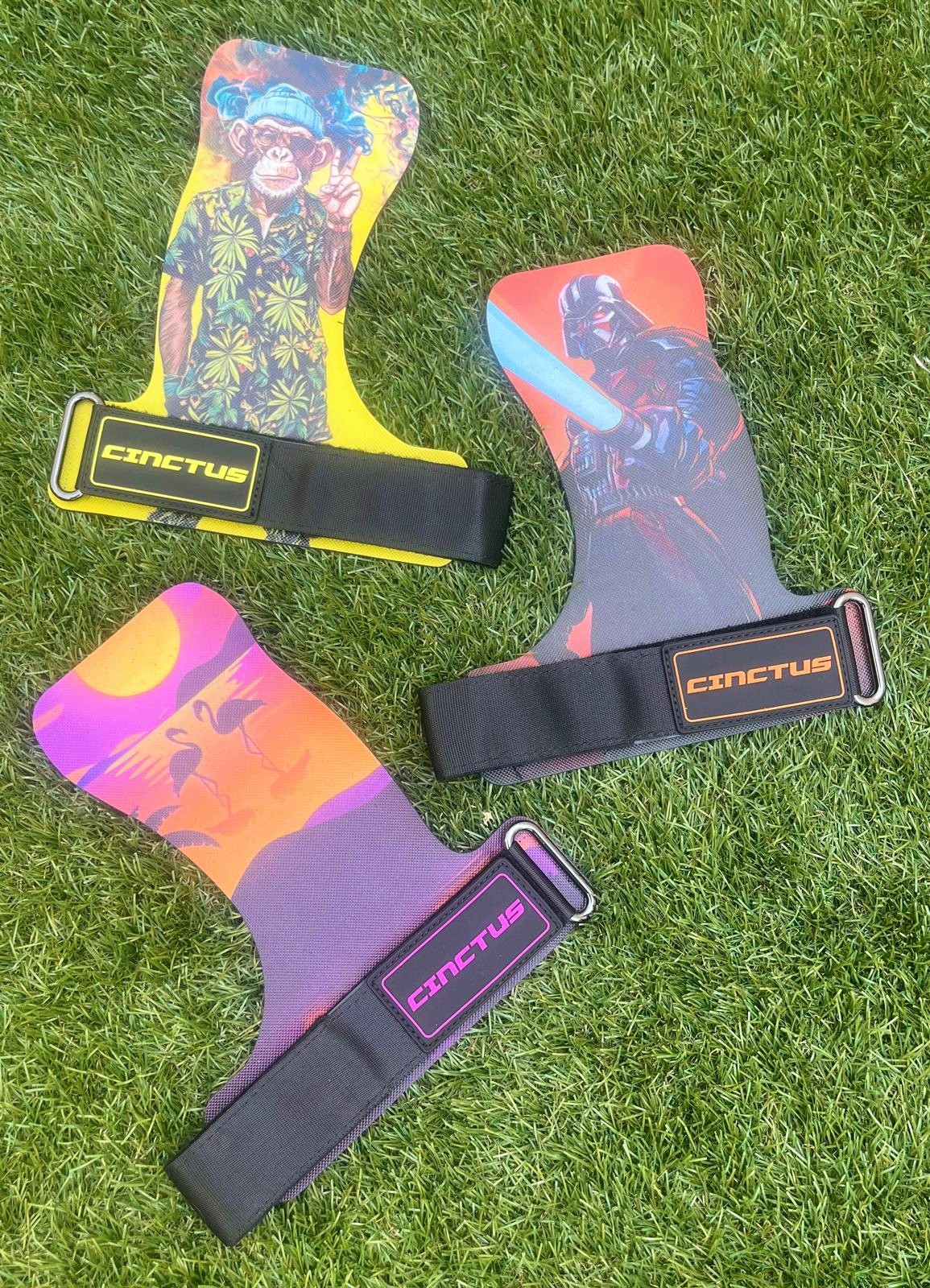 Calleras Cinctus Funky Monk, Spartan y Flamingo Sunset sobre césped